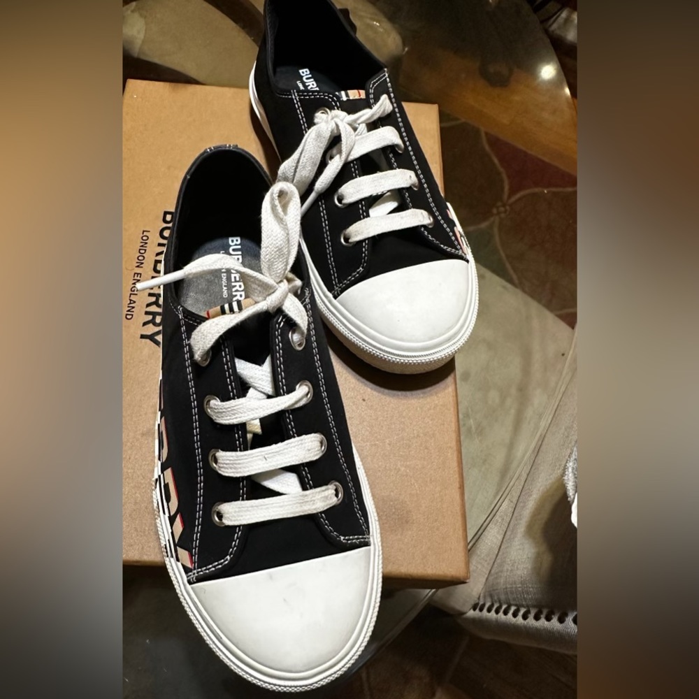 Burberry shoes girls
